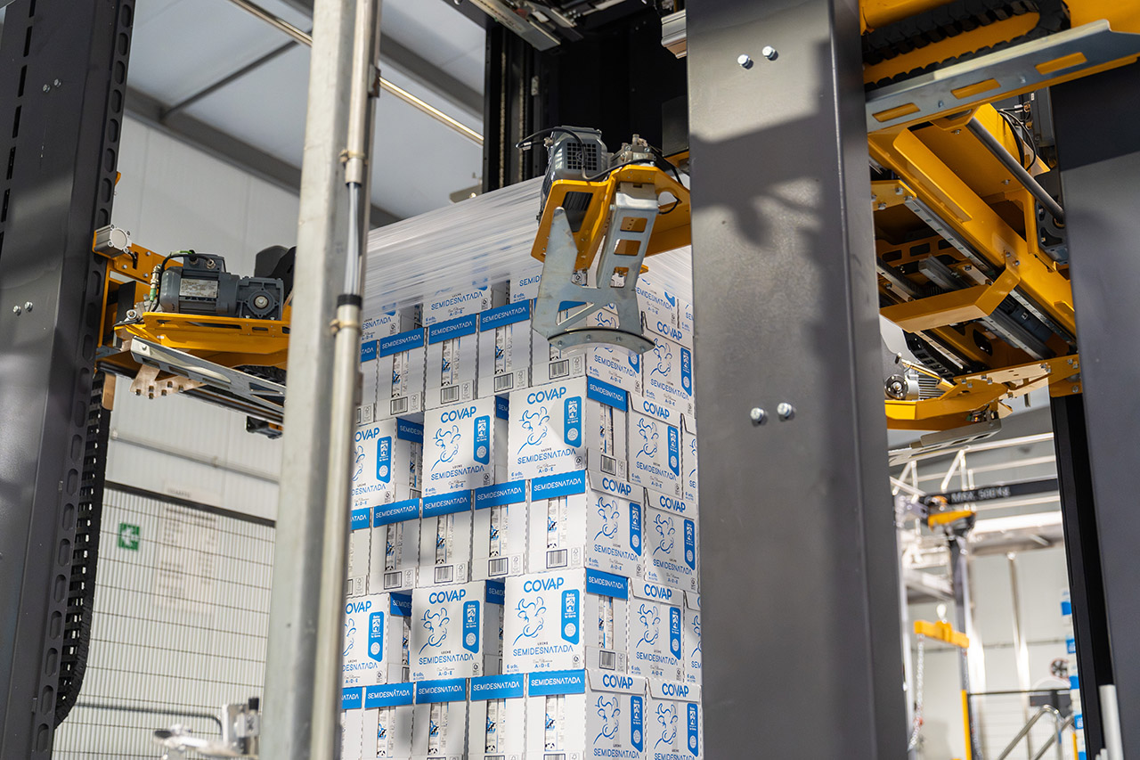 Houssage étirable d’une palette de lait sur la ligne COVAP